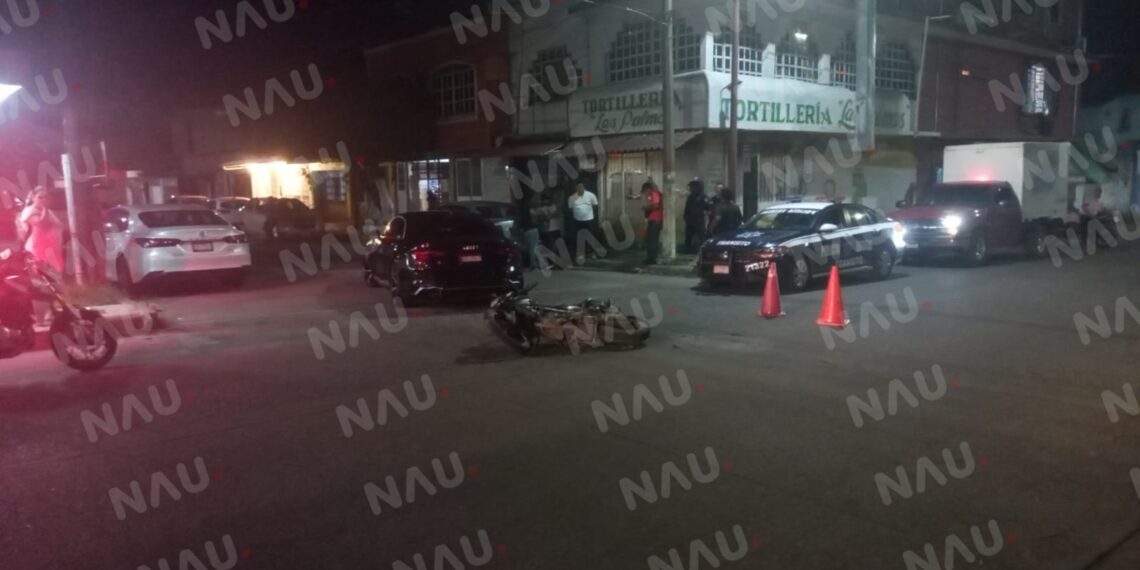 Choca motocilista contra vehículo