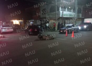 Choca motocilista contra vehículo