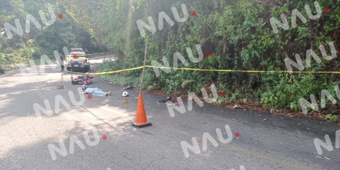 Mueren dos motocicletas que  invadieron  carril contrario y chocan contra el camión de la empresa cervecera