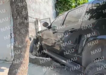 Chofer de regidor de Suchiate casi mata a unos niños al estrellarse contra una casa