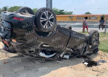 Vuelca un vehiculo y deja solo daños