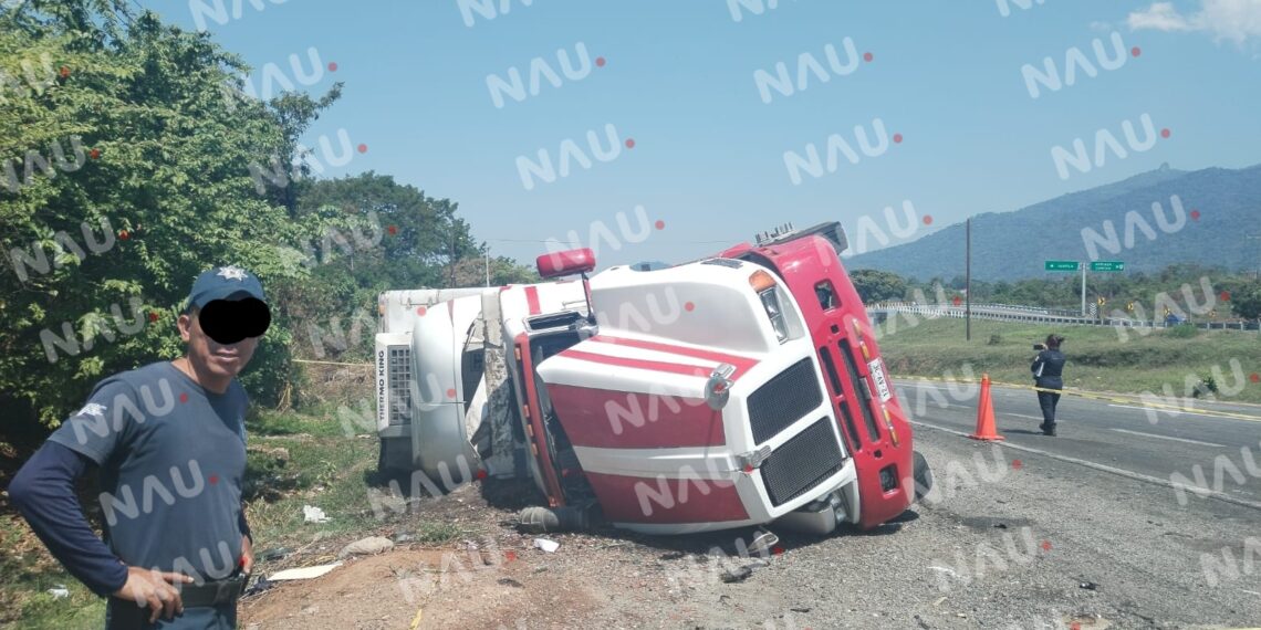 Vuelca tráiler en la curva del diablo