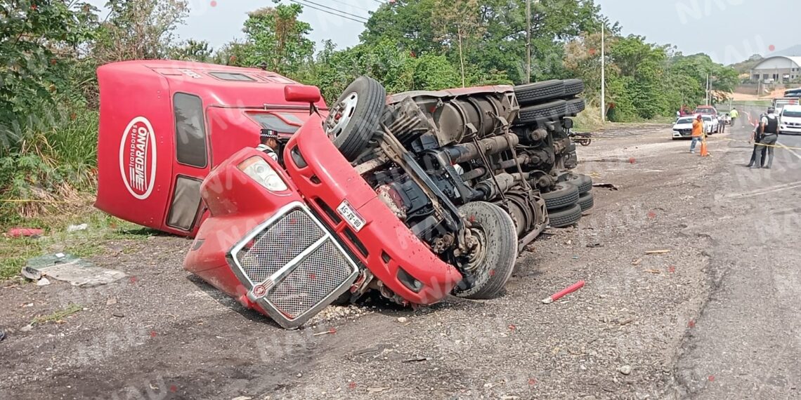 Vuelca otro tráiler en la curva del diablo