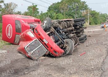 Vuelca otro tráiler en la curva del diablo