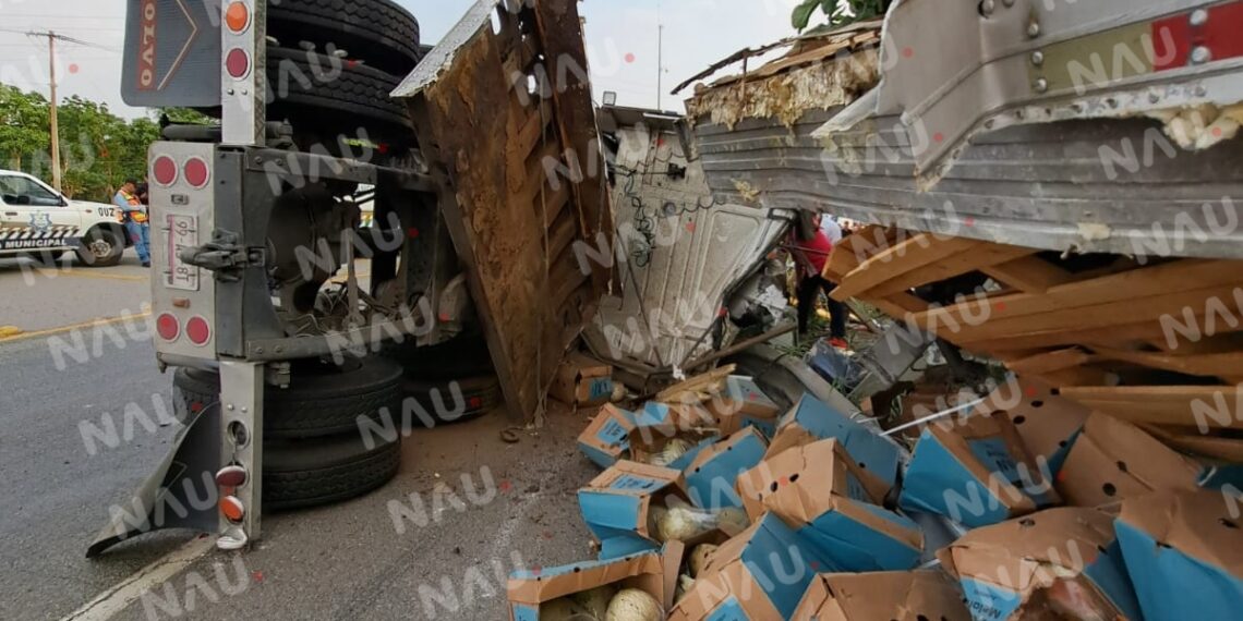 Volcadura de tráiler en la glorieta del libramiento Sur oriente, parada el Manguito, deja un menor fallecido y dos lesionados