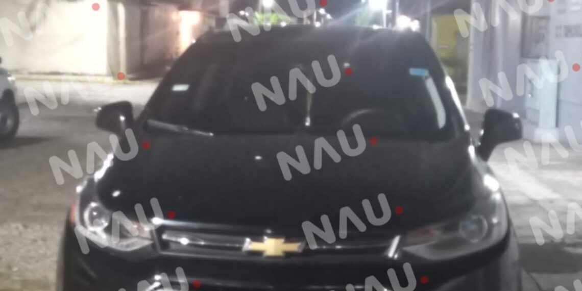 Abandonan vehículo con reporte de robo en los Laureles