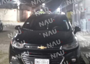 Abandonan vehículo con reporte de robo en los Laureles