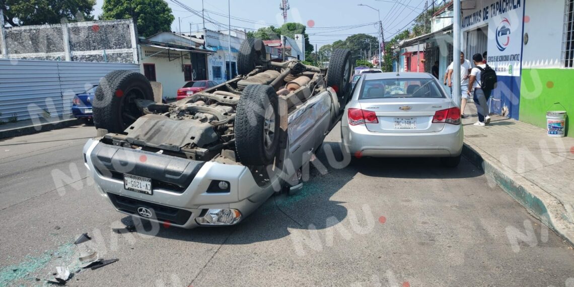 Choque de tres vehículos deja una persona lesionada