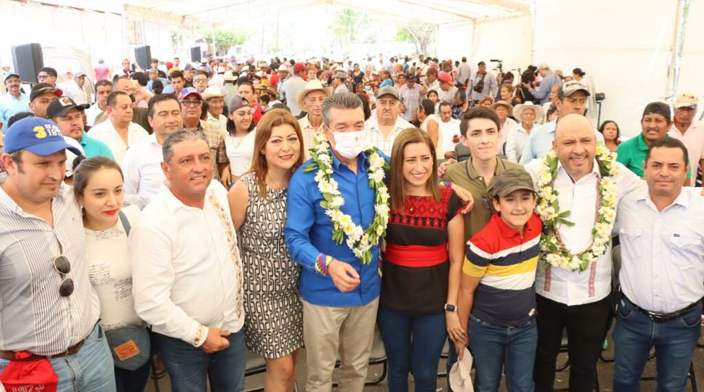Rutilio Escandón inaugura reconstrucción del camino de acceso a Jesús María Garza, en Villaflores