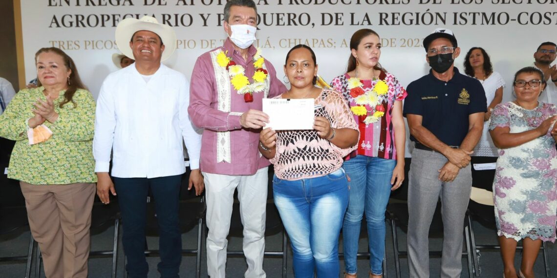 Rutilio Escandón entrega insumos agropecuarios y pesqueros a habitantes de la Región Istmo-Costa