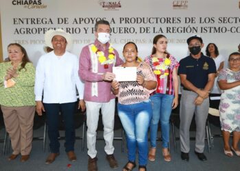 Rutilio Escandón entrega insumos agropecuarios y pesqueros a habitantes de la Región Istmo-Costa