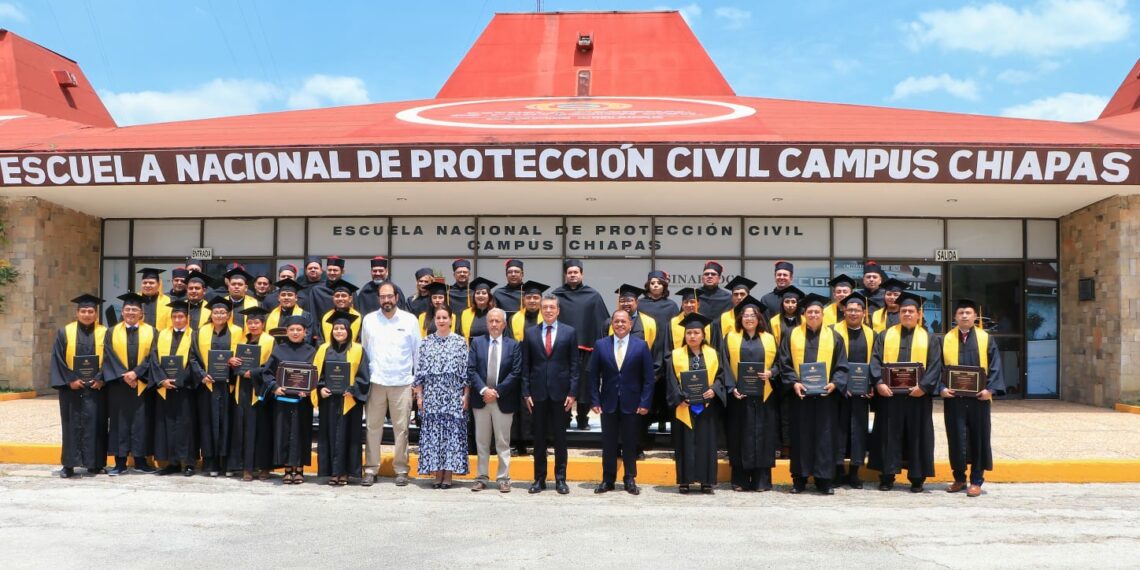 Asiste Rutilio Escandón a ceremonia de graduación de la Escuela Nacional de Protección Civil Campus Chiapas