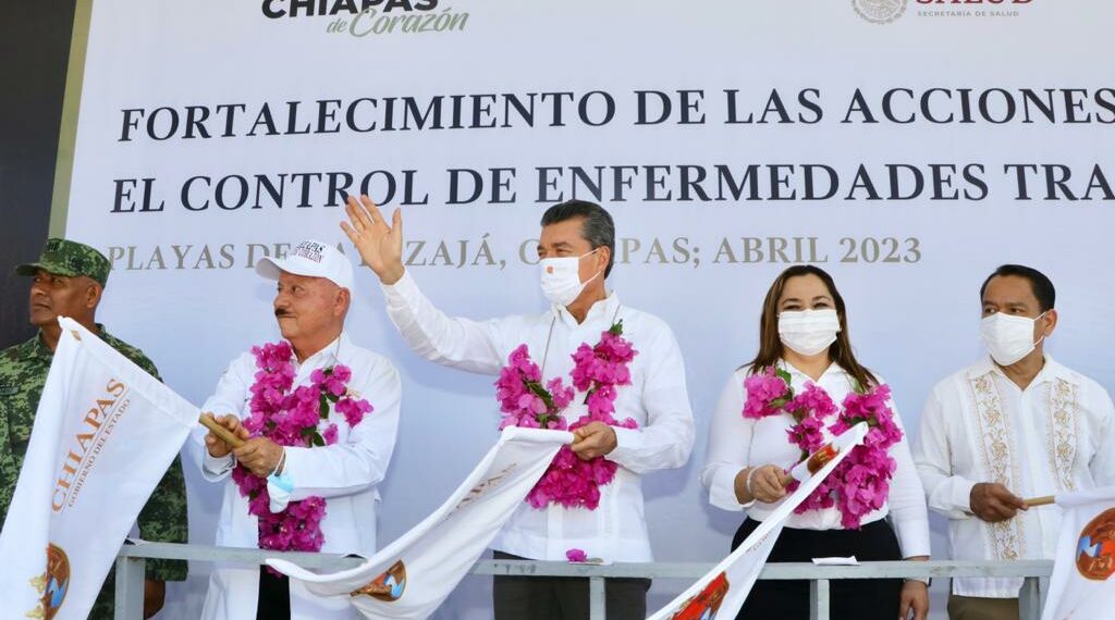 En Catazajá, Rutilio Escandón entrega dictámenes de acreditación de Unidades de Salud