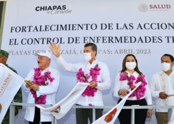 En Catazajá, Rutilio Escandón entrega dictámenes de acreditación de Unidades de Salud