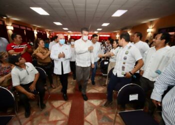 Desde Palenque, Rutilio Escandón hace justicia laboral al personal de salud