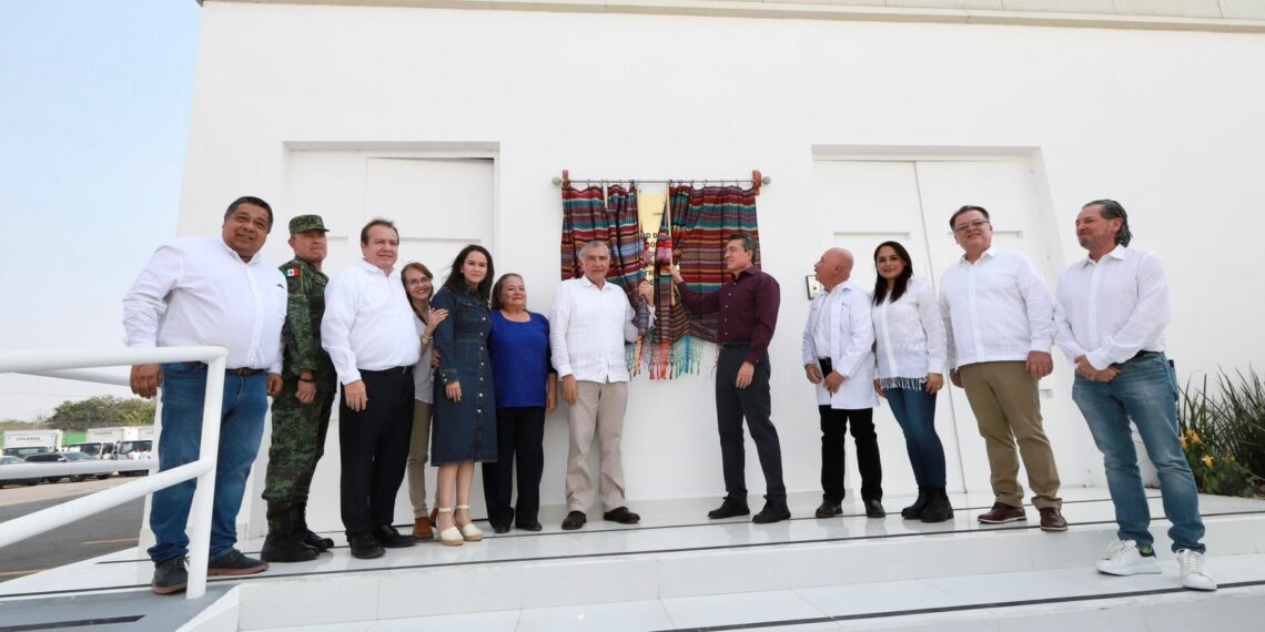 Adán Augusto López y Rutilio Escandón inauguran Centro de Almacenamiento y Distribución de Medicamentos