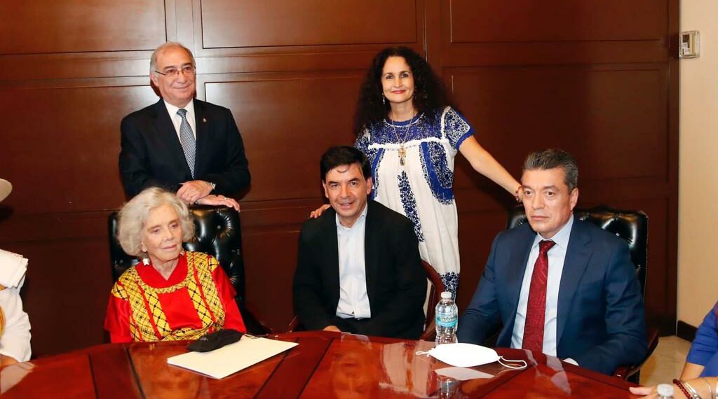 Rutilio Escandón atestigua entrega de la Medalla Belisario Domínguez a Elena Poniatowska