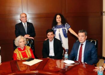 Rutilio Escandón atestigua entrega de la Medalla Belisario Domínguez a Elena Poniatowska