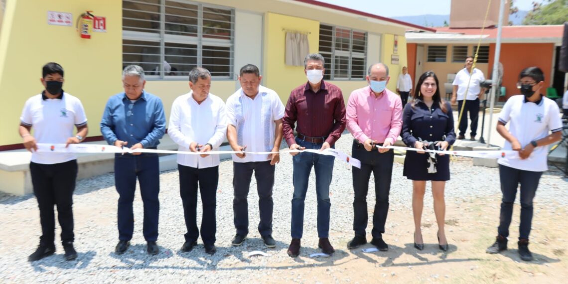 Rutilio Escandón inauguró la Telesecundaria 1451 de la colonia Satélite, en Tuxtla Gutiérrez