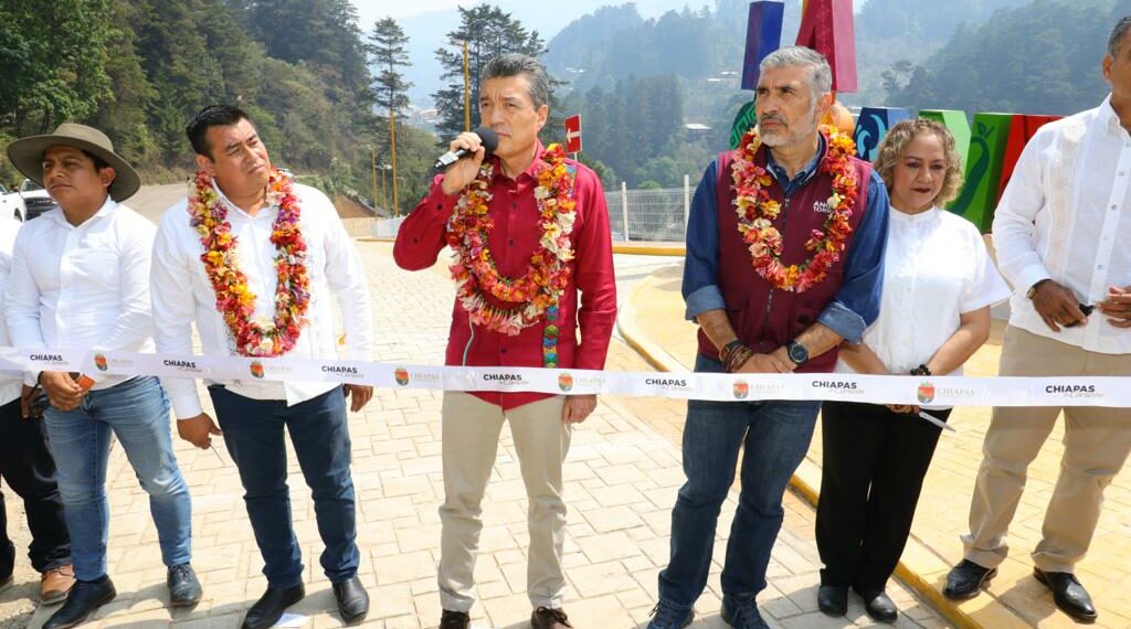 En La Grandeza, Rutilio Escandón inaugura construcción del Mercado Público y pavimentación de calles