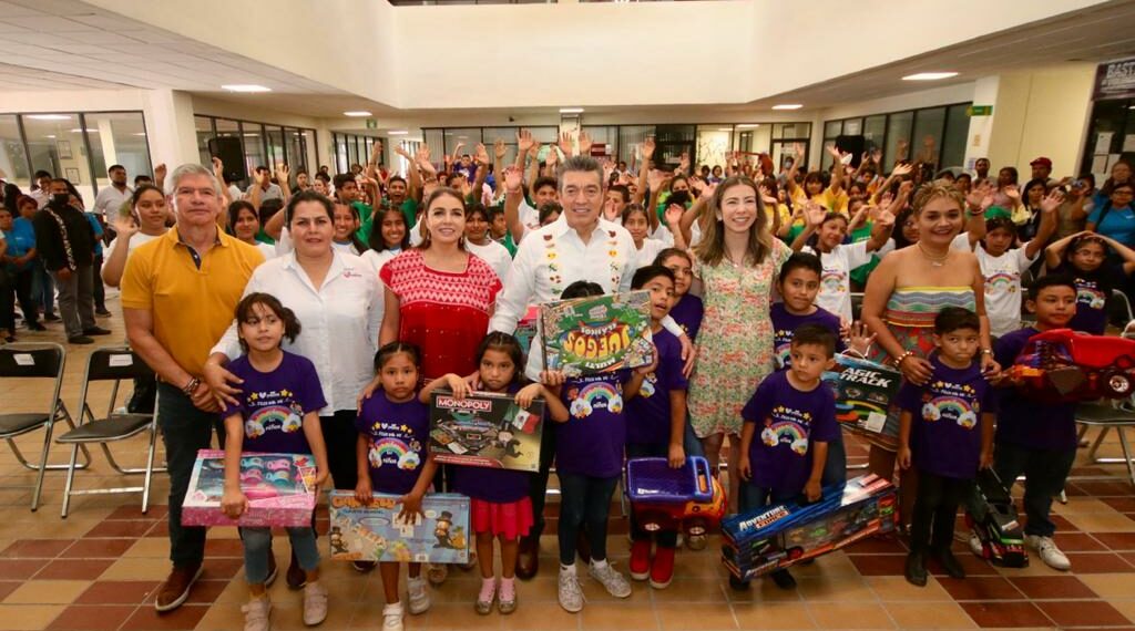 Convive Rutilio Escandón con niñas y niños de las casas hogares infantiles en su día