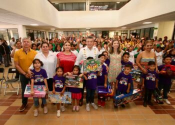 Convive Rutilio Escandón con niñas y niños de las casas hogares infantiles en su día
