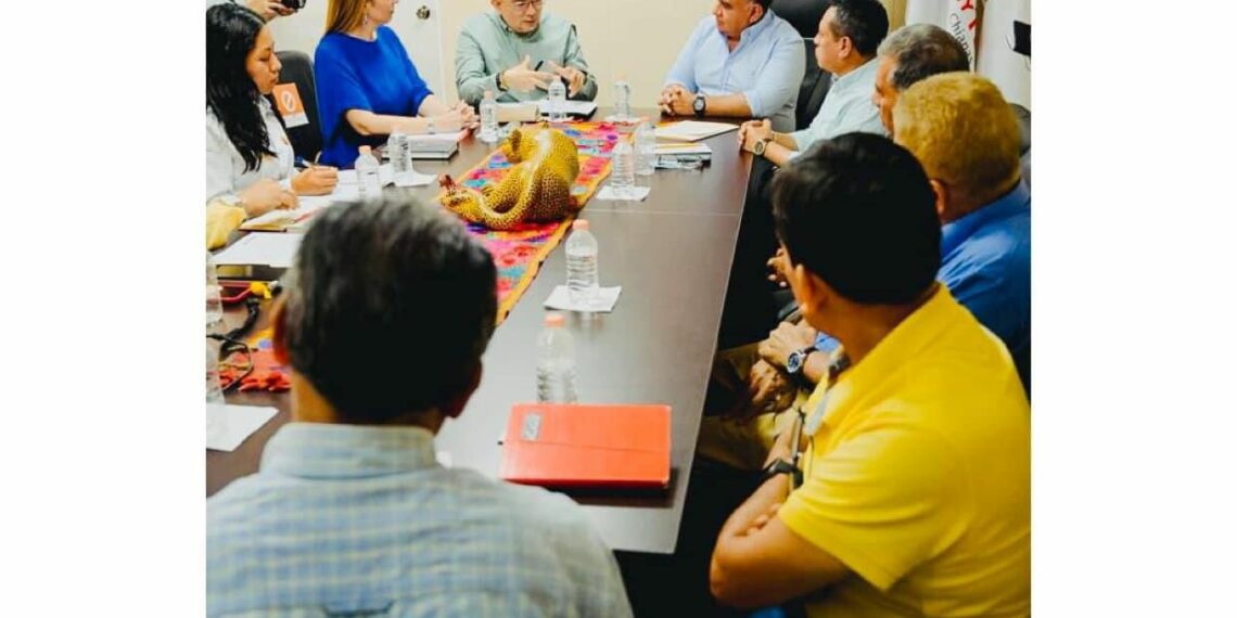 Isaías Verdugo Roblero, en compañía de autoridades ejidales, sostuvieron una reunión de trabajo con los titulares de CECyTE Chiapas-TBC