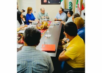 Isaías Verdugo Roblero, en compañía de autoridades ejidales, sostuvieron una reunión de trabajo con los titulares de CECyTE Chiapas-TBC