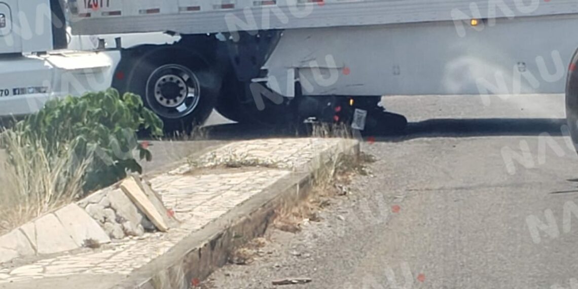 Motociclista menor de edad se estrella contra la caja de un tráiler