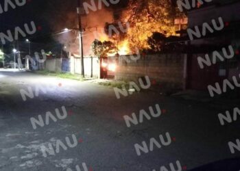 “Vídeo” Reconocen a policías por apagar incendio de una carpintería