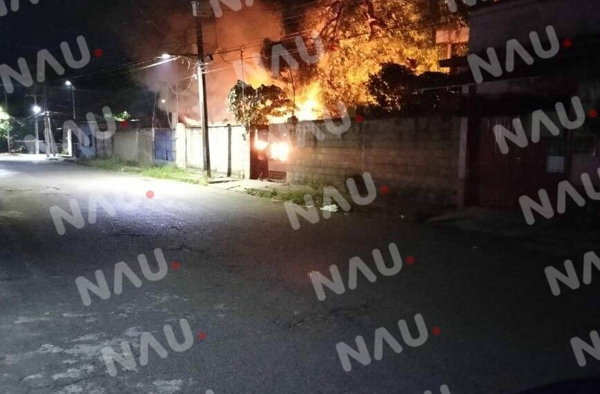 “Vídeo” Reconocen a policías por apagar incendio de una carpintería