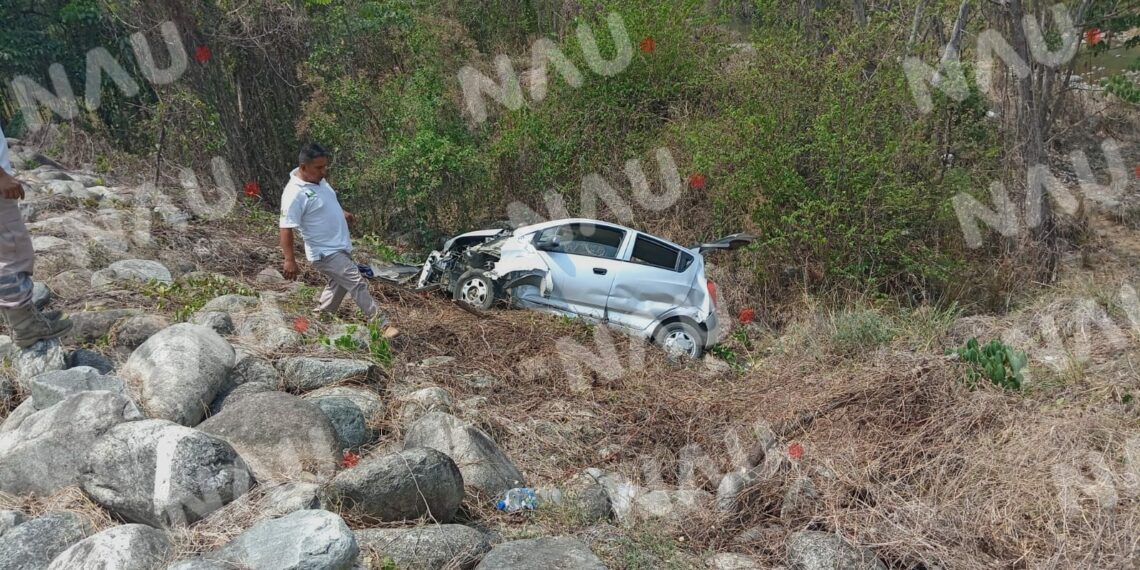 Se salió vehículo de la carreta en Villa Comaltitlán
