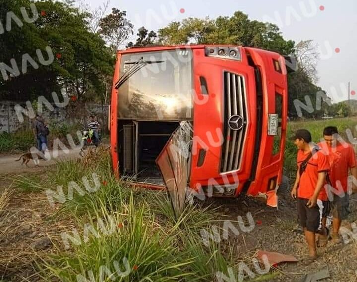 Vuelca camión de la empresa procesa en la carretera TAPACHULA- PUERTO MADERO