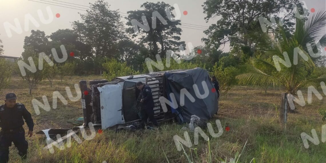 Vuelca camioneta y fue abandonada