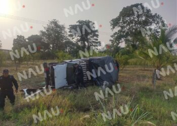 Vuelca camioneta y fue abandonada