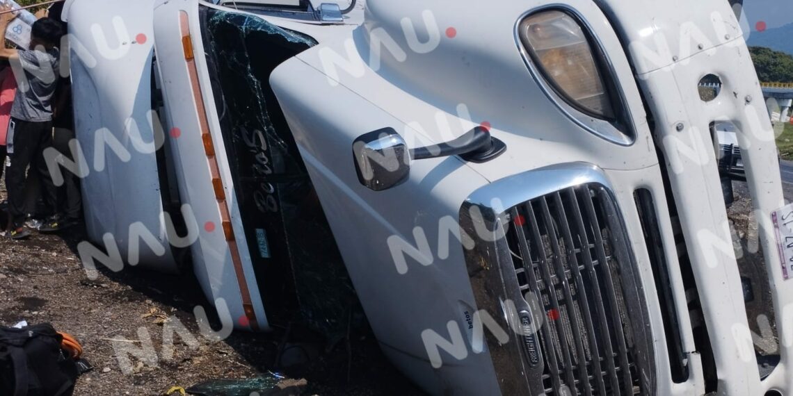 Vuelca otro tráiler en la curva del diablo en Tuzantán