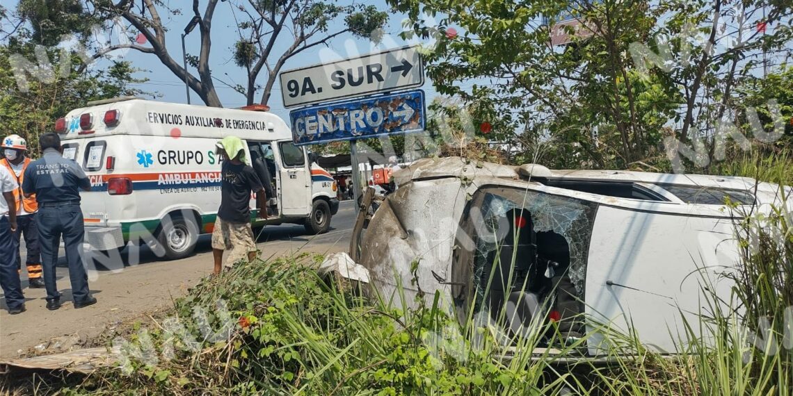 Vuelca vehículo compacto