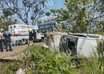 Vuelca vehículo compacto