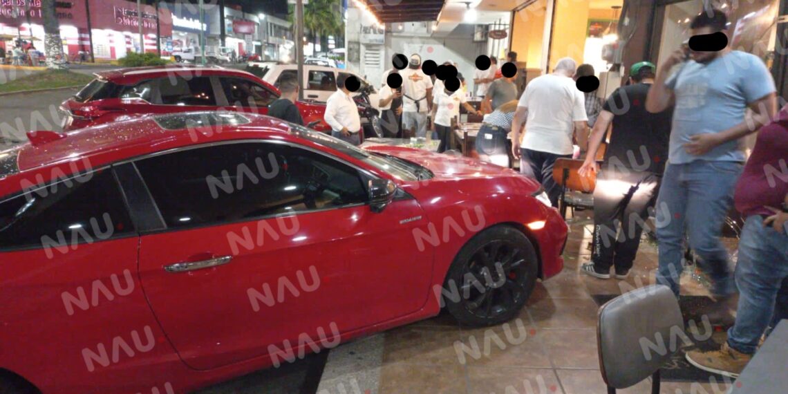 Tesorero del ayuntamiento de Cacahoatán se estrella en un negocio y atropelló a una señora en una cafetería