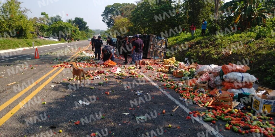 En Metapa vuelca vehículo cargado de verduras