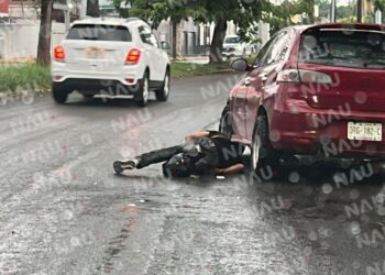 El ebrio conductor se impacta contra la guarnición