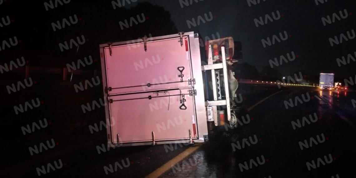 Camioneta con caja seca se volcó en la curva del diablo