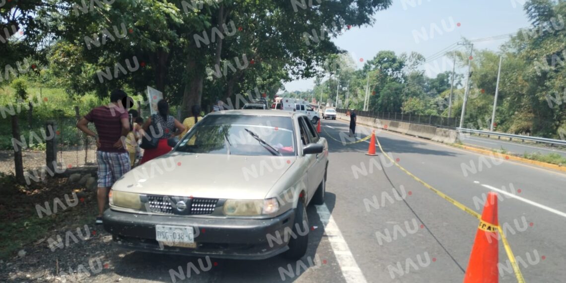 Choca motocicleta y vehiculo con placas particulares en Tuzantán