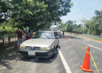 Choca motocicleta y vehiculo con placas particulares en Tuzantán
