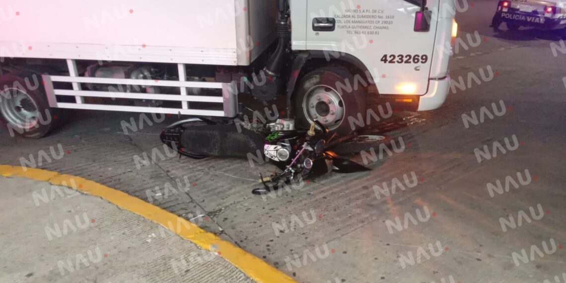 Choque de motocicleta y camión deja solo daños