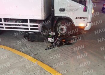 Choque de motocicleta y camión deja solo daños