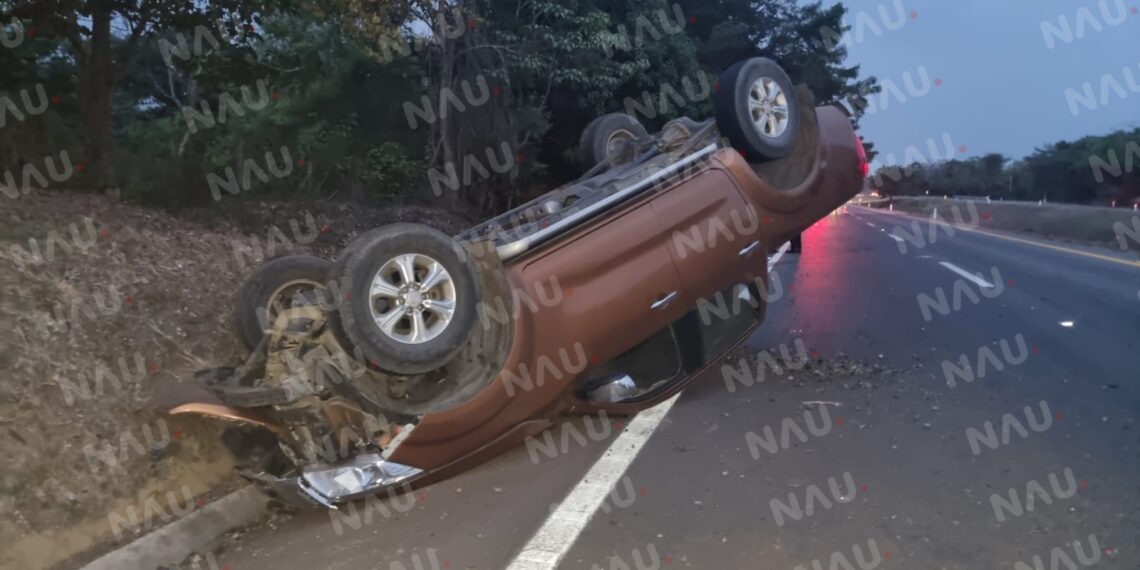 Queda vehiculo volcado en la carretera Costera