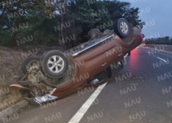 Queda vehiculo volcado en la carretera Costera