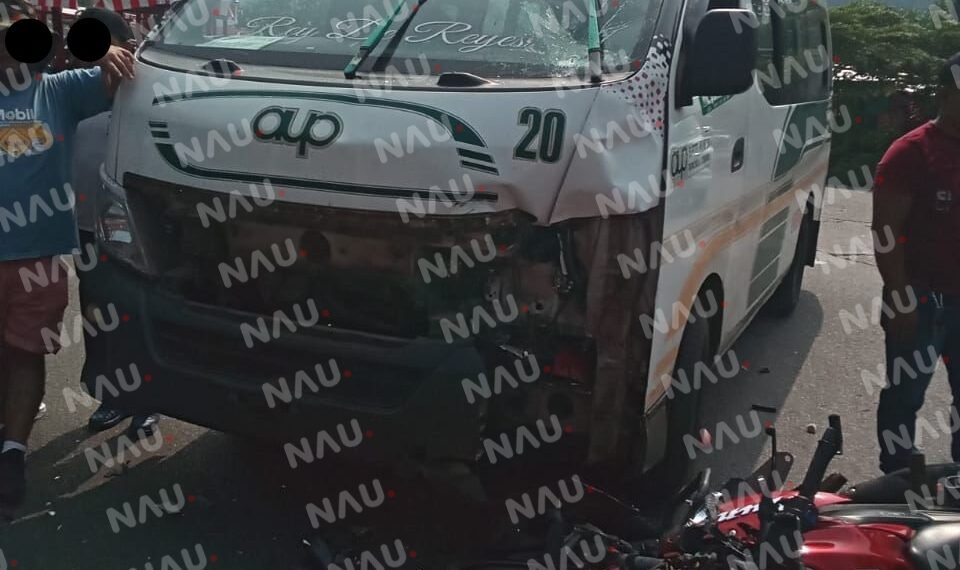 Un motociclista lesionado en Tuxtla Chico al chocar contra una combi de pasaje