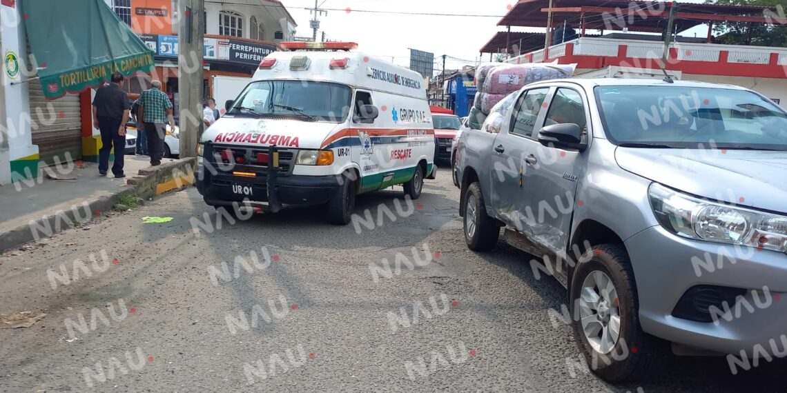 El conductor de un taxi ocasionó un accidente en la 8a oriente y 1a avenida sur